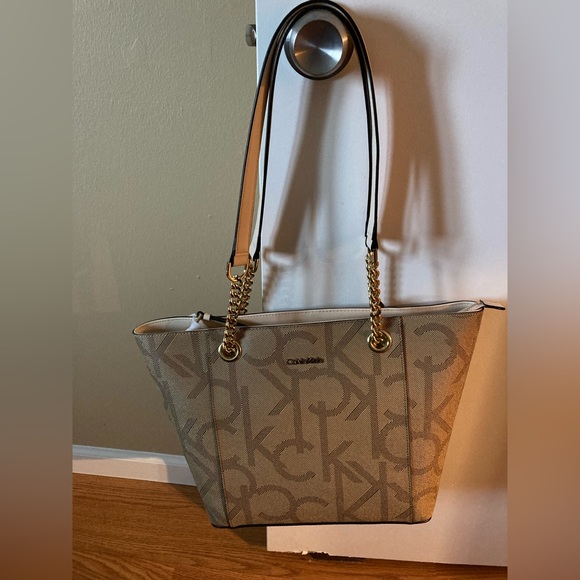 New Calvin Klein Large Saffiano Leather Top Zip Chain Tote-Brown Monogram Print - Picture 2 of 3